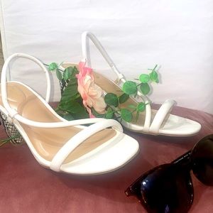 🎉New Listing🎉Comfort Est.1946 chunky heel (faux snake skin) white strap sandal